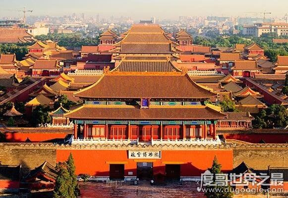 故宫建于哪个朝代，始建于明成祖永乐四年(是明清两朝的宫殿)