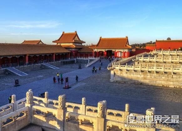 故宫建于哪个朝代,始建于明成祖永乐四年(是明清两朝的宫殿)