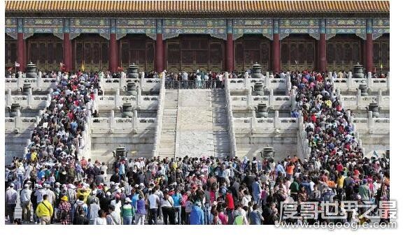 故宫建于哪个朝代,始建于明成祖永乐四年(是明清两朝的宫殿)