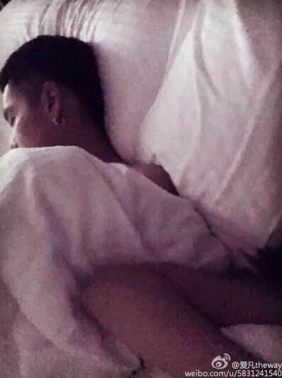 吴亦凡女友小G娜，爆约炮床照却被网友一语道破