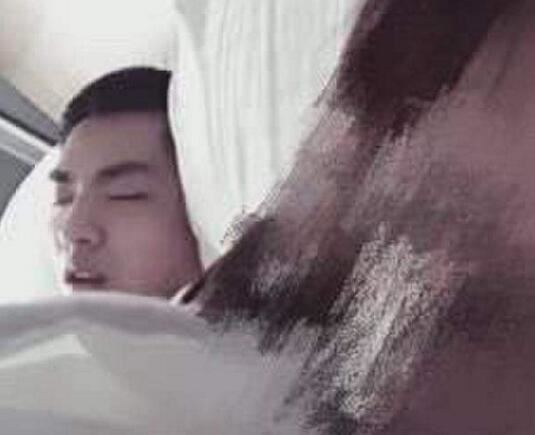 吴亦凡女友小G娜,爆约炮床照却被网友一语道破