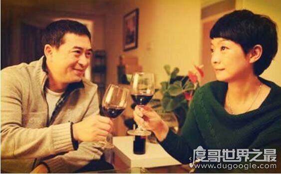 张嘉译的老婆是谁，张嘉译老婆王海燕去世是假的