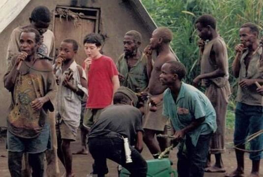 世界上最矮的民族，非洲俾格米人(平均身高1.3致1.4米)