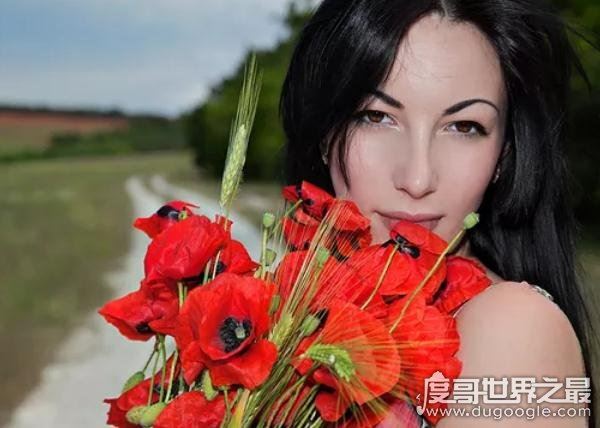 “罂粟皇后”库喜娜卡吉利，颜值实力并存(糯康组织二当家)