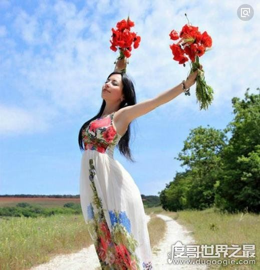 “罂粟皇后”库喜娜卡吉利，颜值实力并存(糯康组织二当家)