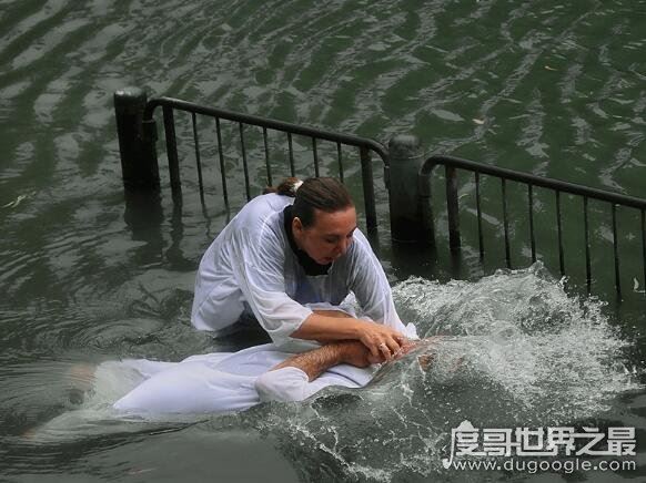 基督教洗礼是什么意思，是基督教的入教仪式(表示洗去污秽)