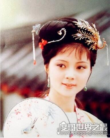 红楼梦薛宝钗的性格特点，大智若愚懂得处事道理(封建淑女的典型)