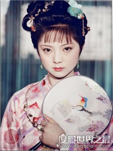 红楼梦薛宝钗的性格特点，大智若愚懂得处事道理(封建淑女的典型)