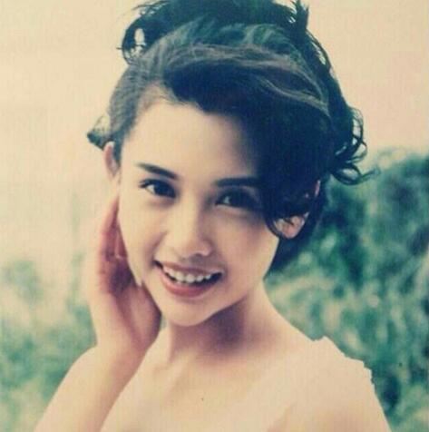 邱淑贞近照不输15岁女儿,49岁富太风姿依旧不减当年