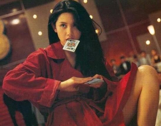 邱淑贞近照不输15岁女儿，49岁富太风姿依旧不减当年