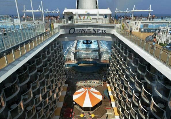 世界上最大的邮轮，海洋绿洲号(是泰坦尼克号的五倍)