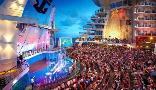 世界上最大的邮轮，海洋绿洲号(是泰坦尼克号的五倍)