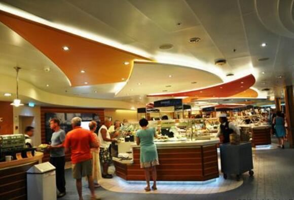 世界上最大的邮轮，海洋绿洲号(是泰坦尼克号的五倍)