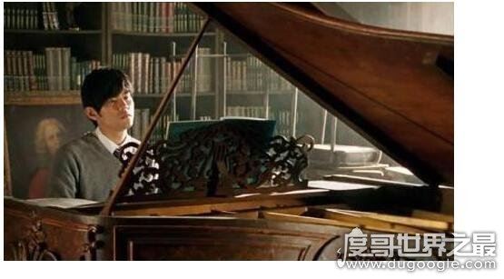 周杰伦练琴辛酸史,4岁开始妈妈拿藤条督促他每天练琴2小时