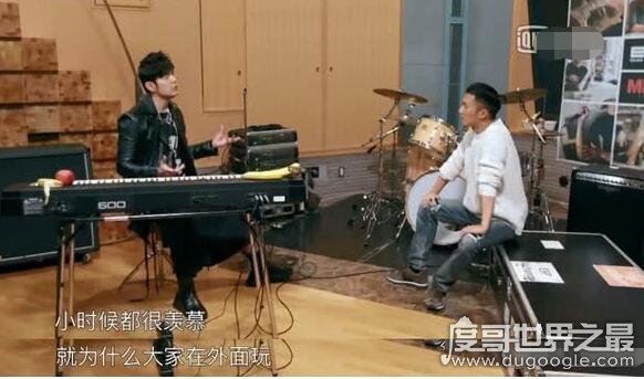 周杰伦练琴辛酸史，4岁开始妈妈拿藤条督促他每天练琴2小时