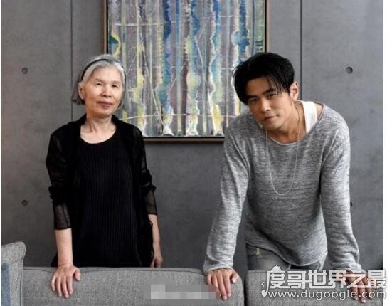 周杰伦练琴辛酸史，4岁开始妈妈拿藤条督促他每天练琴2小时