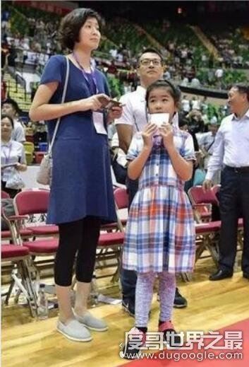 姚明女儿姚沁蕾2019年多高,九岁身高160cm(比一般成年女性都高)
