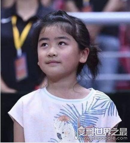 姚明女儿姚沁蕾2019年多高，九岁身高160cm(比一般成年女性都高)