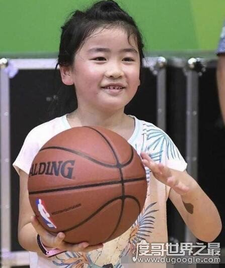 姚明女儿姚沁蕾2019年多高，九岁身高160cm(比一般成年女性都高)