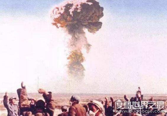 中国第一颗原子爆炸时间,1964.10.16(拥有原子弹的国家盘点)