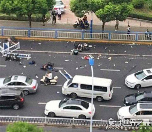 常州奔驰连撞多车，目前已致3人死亡10受伤(司机已被警方控制)