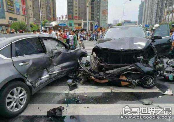 常州奔驰连撞多车，目前已致3人死亡10受伤(司机已被警方控制)