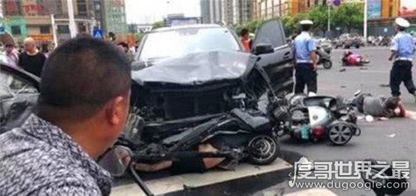 常州奔驰连撞多车，目前已致3人死亡10受伤(司机已被警方控制)