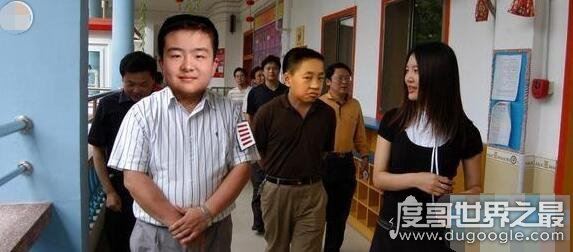 不屑弟孙童藐视五道杠少年黄艺博，成绩没法比可惜没背景
