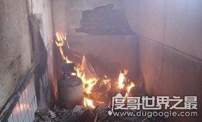 吉林长春疑似发生爆炸，三层楼玻璃全被震碎伤亡情况暂不明确