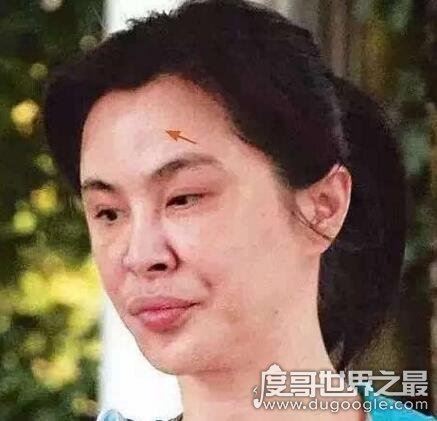 50岁王祖贤近照曝光，美人迟暮五官扭曲令人惋惜