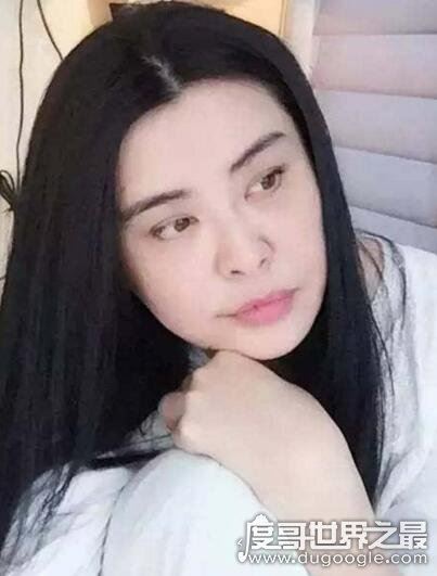 50岁王祖贤近照曝光，美人迟暮五官扭曲令人惋惜