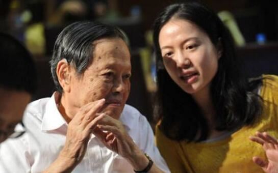 翁帆为杨振宁产下一子真相,杨振宁回应要不要孩子