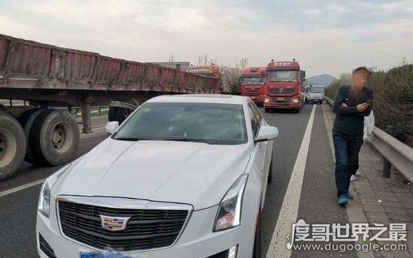白色凯迪拉克追高铁事件，小伙为爱追高铁(真相可能是广告)