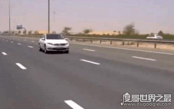 白色凯迪拉克追高铁事件，小伙为爱追高铁(真相可能是广告)