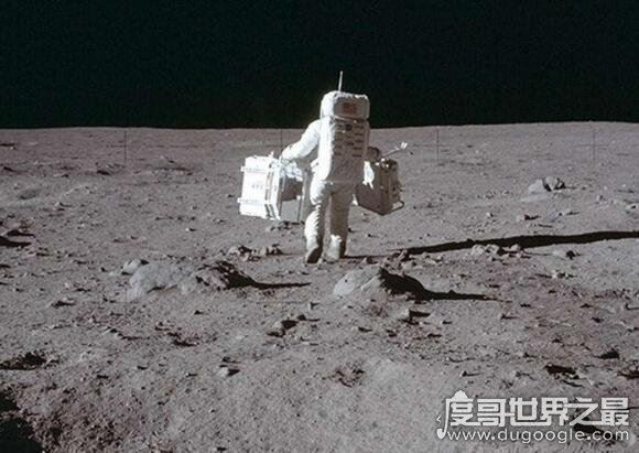 第一个登上月球的人是谁,是美国的尼尔·奥尔登·阿姆斯特朗