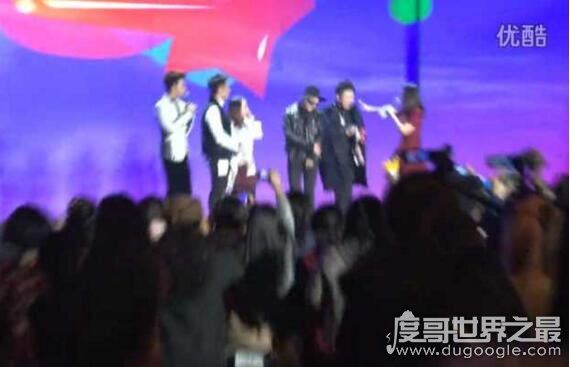 杜海涛下跪权志龙事件的评价，拦也拦不住的逗比行为