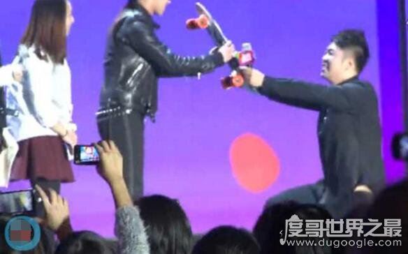 杜海涛下跪权志龙事件的评价，拦也拦不住的逗比行为