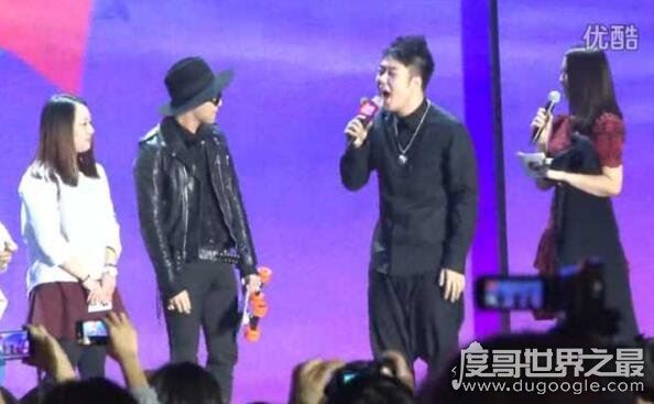 杜海涛下跪权志龙事件的评价，拦也拦不住的逗比行为