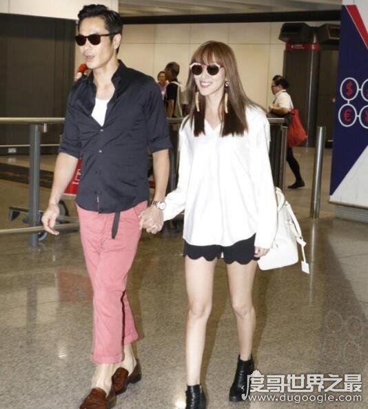 郑嘉颖陈凯琳结婚之后的同框，两人十指紧扣笑的合不拢嘴