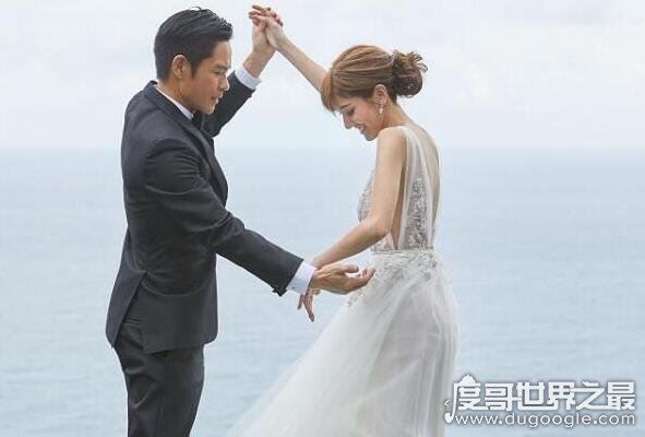 郑嘉颖陈凯琳结婚之后的同框，两人十指紧扣笑的合不拢嘴