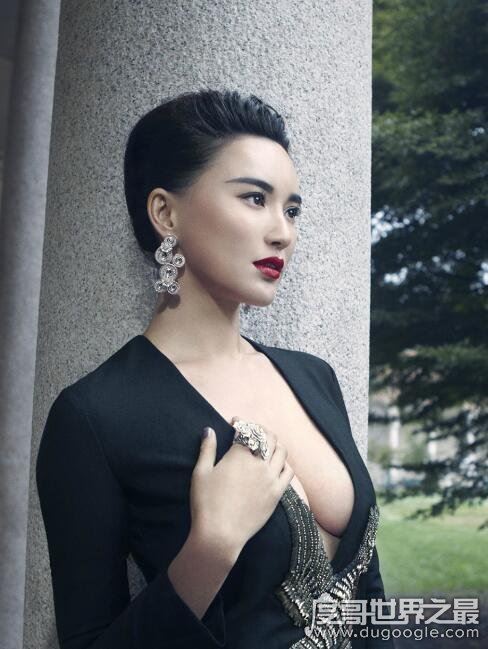 莫小棋八字奶，性感的背后神预言次次成功(八字奶性感照)