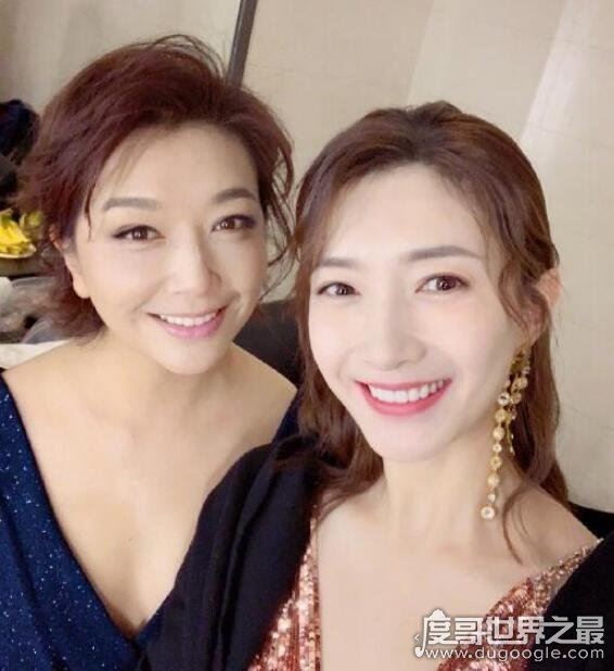 江疏影回应传闻，晒合影辟谣说见到了传说中的妈妈