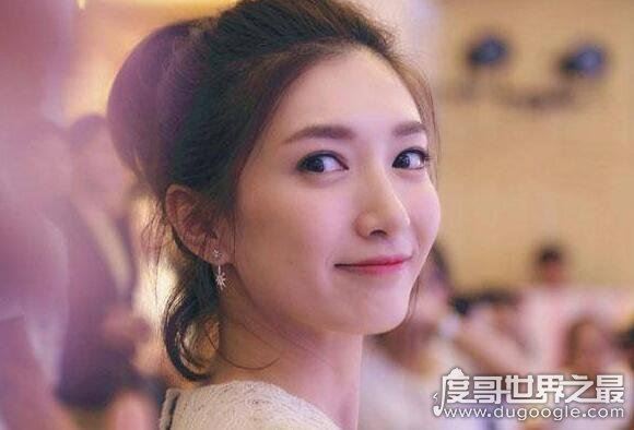 江疏影回应传闻，晒合影辟谣说见到了传说中的妈妈