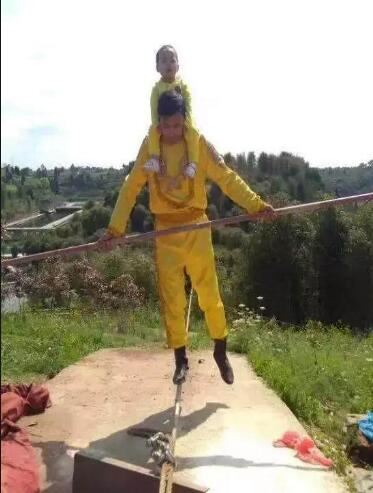 世界上走钢丝最高的人，高空王子艾尼外尔50米高空走钢丝(刺激)