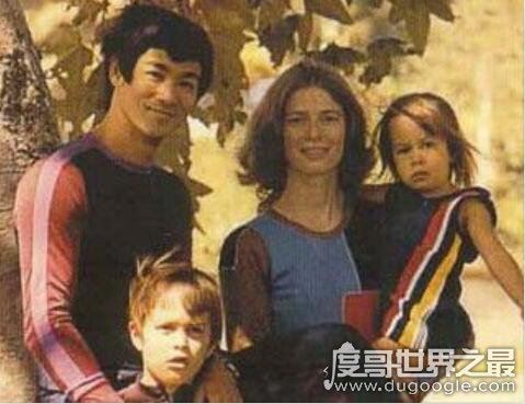 李小龙妻子琳达·埃莫瑞现状,和女儿相依为命容颜已老(曾2次再婚)
