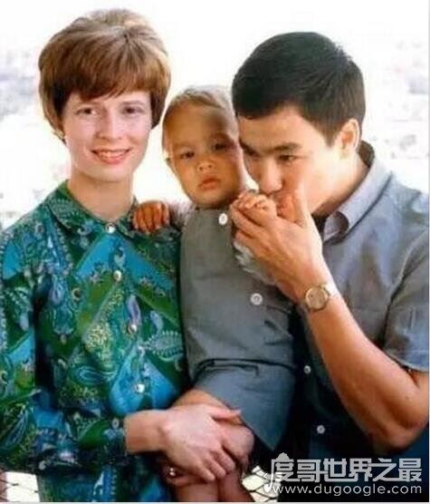 李小龙妻子琳达·埃莫瑞现状，和女儿相依为命容颜已老(曾2次再婚)