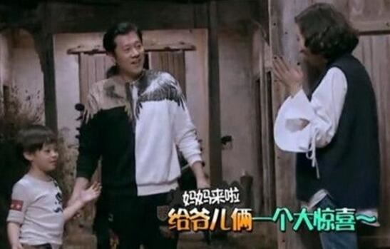 蔡国庆老婆秦娟资料照片，贤妻良母身材高挑