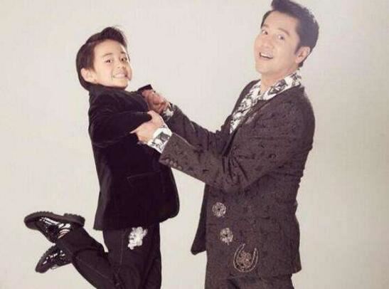 蔡国庆老婆秦娟资料照片，贤妻良母身材高挑