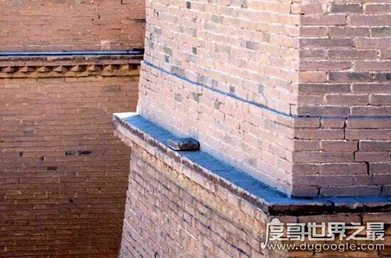 关于长城的传说故事，城墙上有块不敢动的定城砖