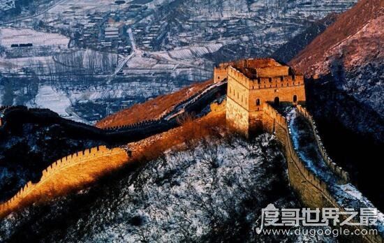 关于长城的传说故事，城墙上有块不敢动的定城砖